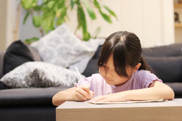 子どもが自宅で勉強に集中できる環境づくりのコツ｜リビング学習のすすめ